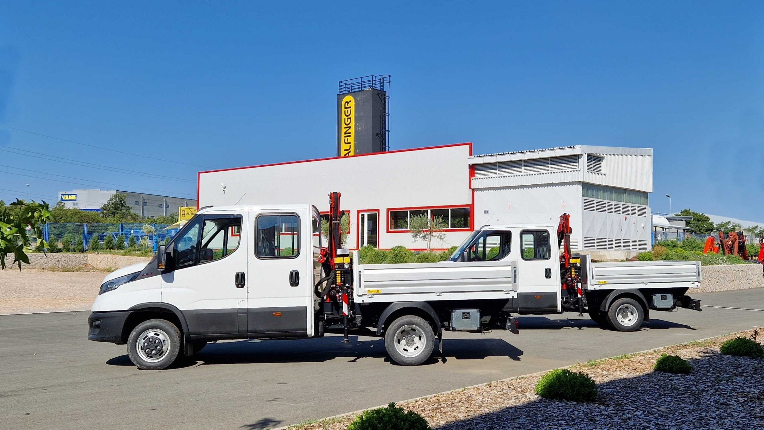 Kamioni s duplom kabinom i Palfinger dizalicom PK 2900 A za tvrtku Vodotehnika